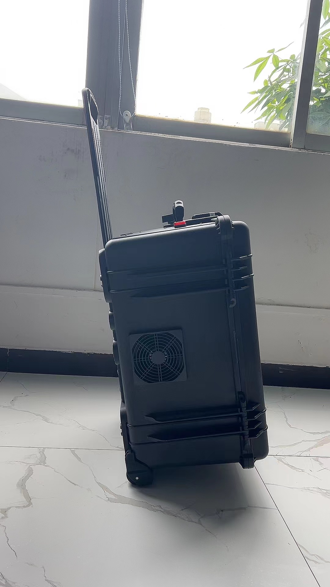 和布克赛尔手拉箱型移动通信干扰器